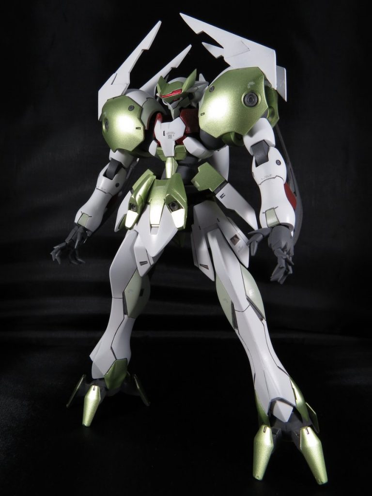 フロントビュー
本体の主な変更点は、
・肩部アンテナをプラ板で新造
・腕のGNカッターを自作ブレードに変更
・腹部に球体ジョイントを追加　
　(S字立ちが可能な様にした)
・股関節を変更して開脚性を改善
・脚をグレイズアインのものに変更