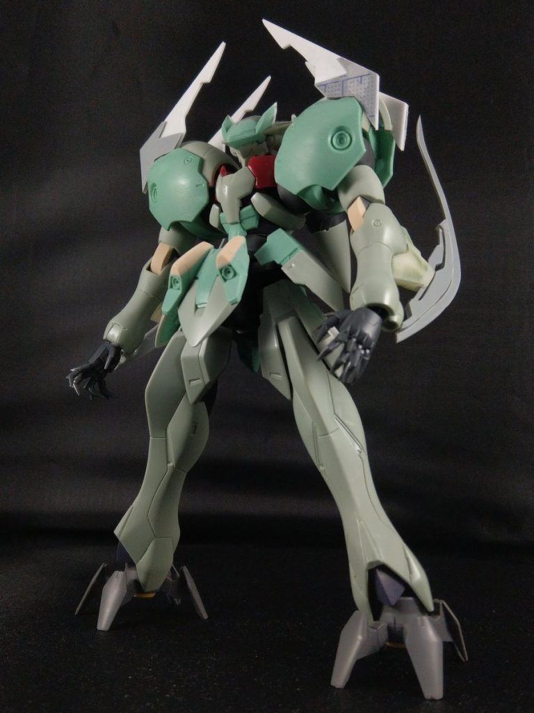 塗装直前。
完成品説明に書ききれなかったのですが、頭部や肘間接、フロントアーマーをガデッサの設定画に近くなるようにプラ板やパテで盛ってます。