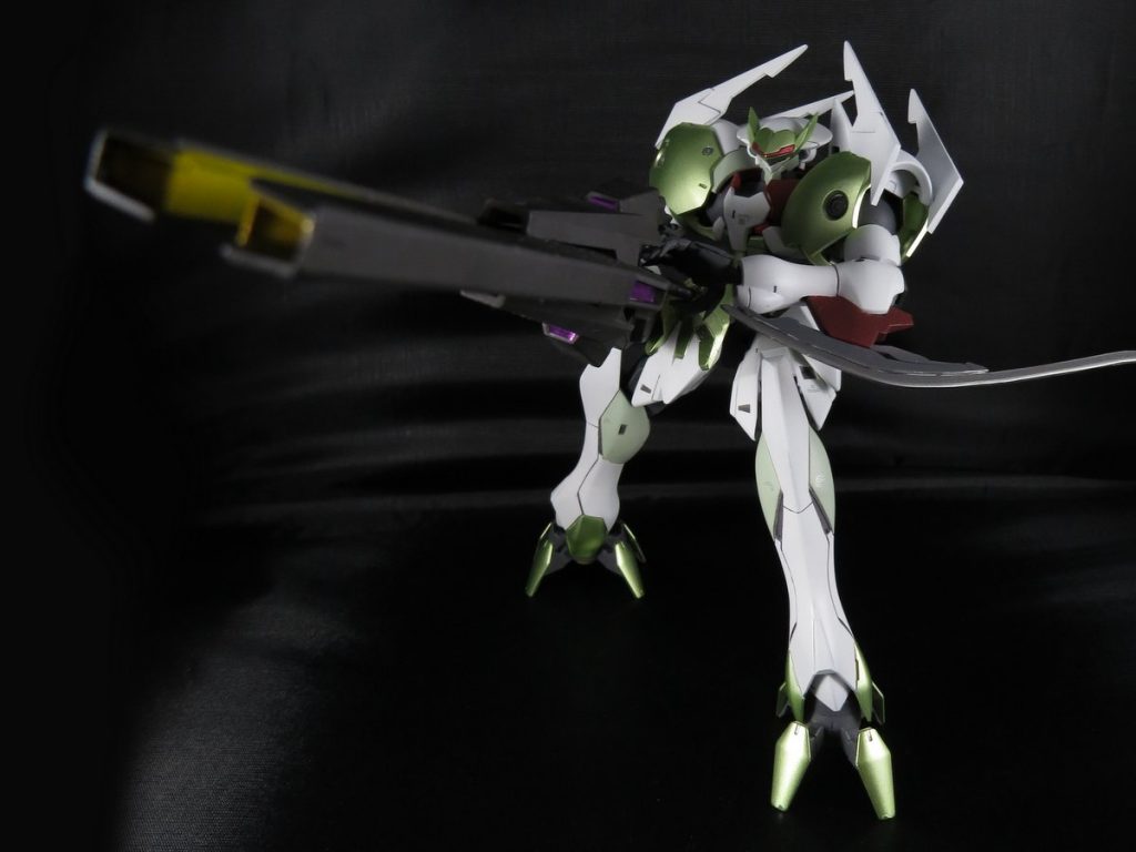 主兵装のGNハイメガランチャー。
ガデッサのGNメガランチャーよりも破壊力が増した代わりに取り回しが悪化した設定で作りました。
製作のベースはAGE-FXのダイダルバズーカです。