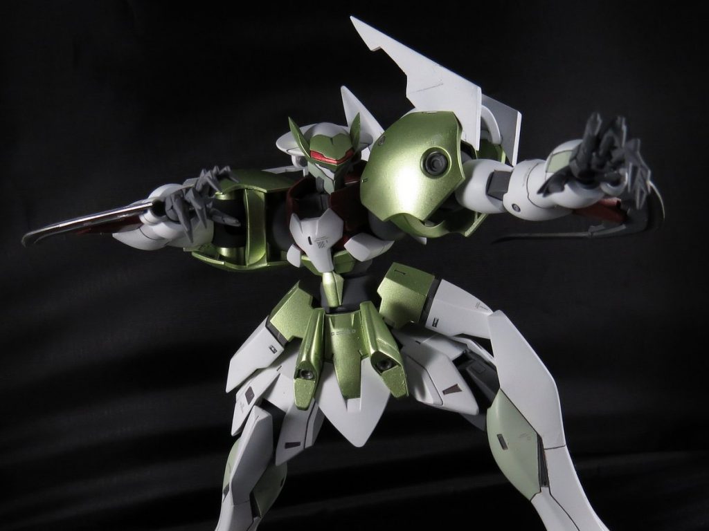 腕部のGNカウンターブレード。
名前通り近づいた敵機へのカウンターに用いるイメージで製作しました。
ブレード部は昔暇潰しにプラ板で作ったもののリサイクル(笑)
赤い基部はCADで設計したものを3Dプリンターで出力して使っています。