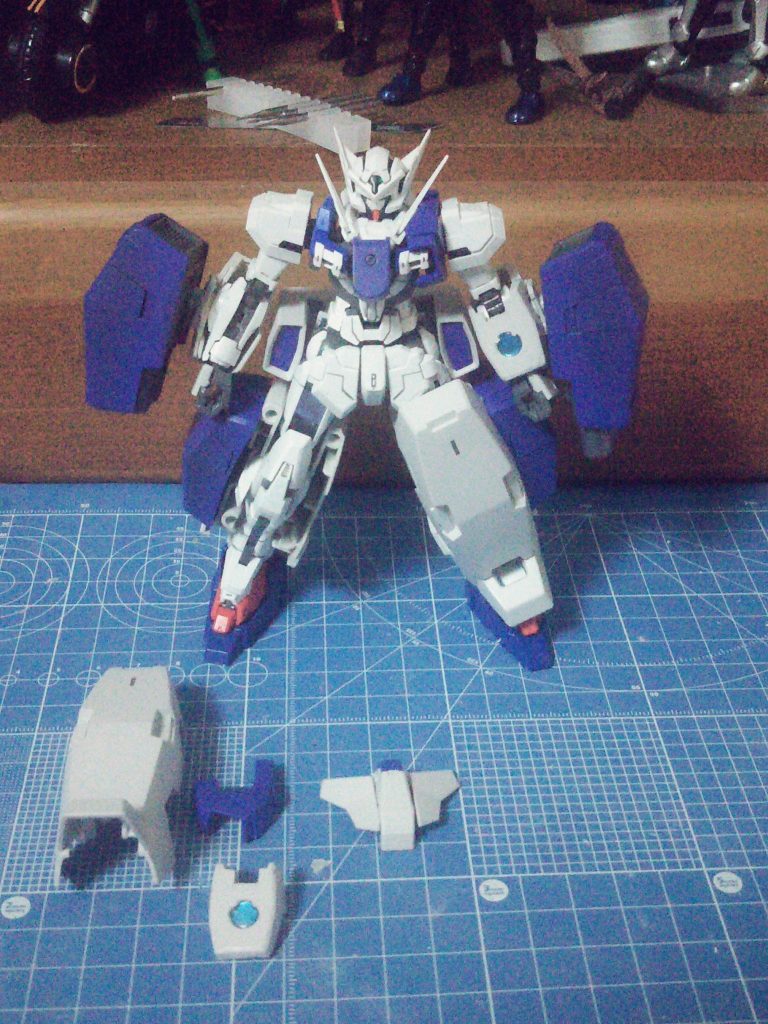 半脱ぎ。
スリースラスター型GNドライヴ搭載のおかげで背中にGNキャノンを装備できなかったので両腕に装着させました。