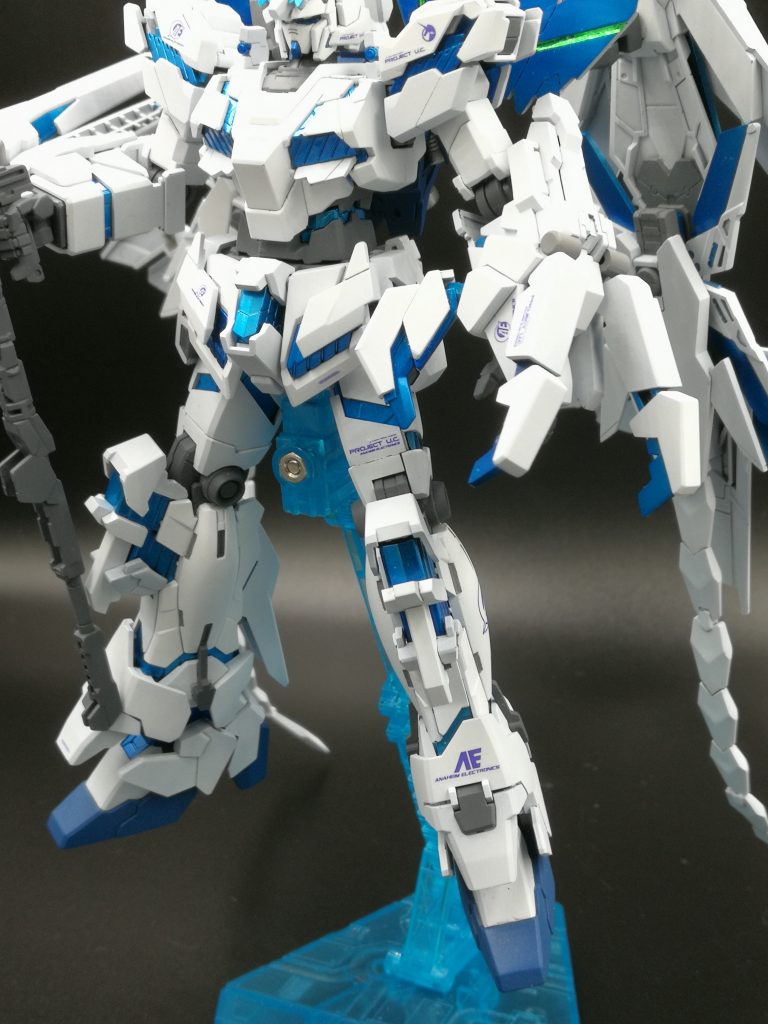 アームドアーマーVNはバンシィノルン(ユニコーンモード)からの流用になるので大きく開いた可動も可能です。