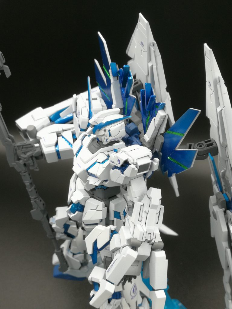 アームドアーマーXCはバンシィノルン(ユニコーンモード)からの改造になります。
グリーン部分はラピーテープを貼ってます。
バックパックとアームドアーマーDEの接続は延長してXCに接触しないようにしています。