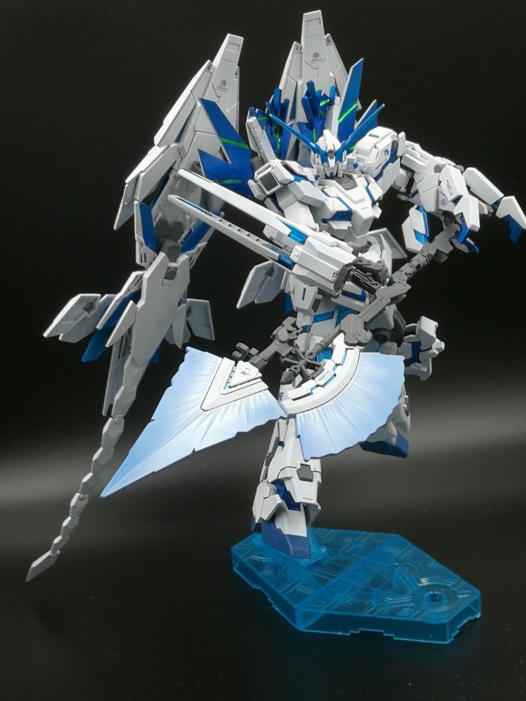 ハイパービームジャベリンはFAユニコーン(デストロイモード)から。キットの刃はピンクなので、グラデーションを加えながら青に変更。