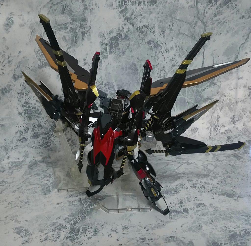 翼翼形態。
人型時の尻尾が竜頭となり、その口元には2way使用のビーム砲が仕込まれている。
厚い装甲を前面に押し出しており、突撃形態とも言える高速移動形態。