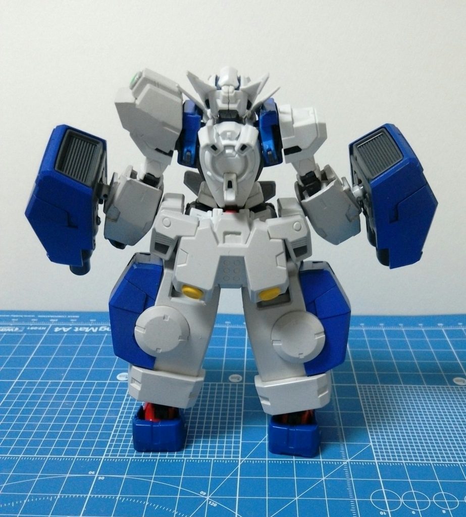 後ろ姿。
ヴァーチェアーマーは塗料に灰色混ぜ込んで、アストレアの白色と若干の差異が出るように塗装しました。