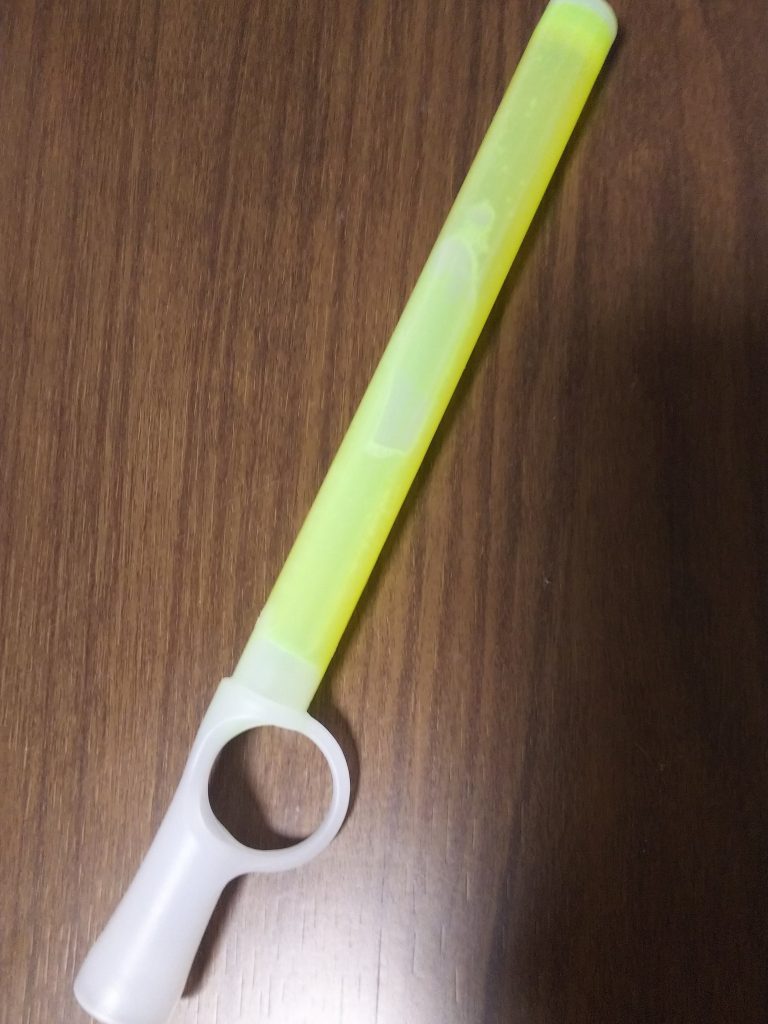 合成写真ではなく、100均の光る棒を添えて。