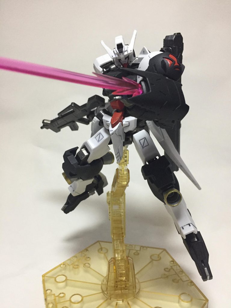 対PS装甲用装備のレーザーブレード
サブアーム取付部を加工してコトブキヤのMSG ウェポンユニット エネルギーシールドを取付けています
エフェクトパーツは同じくMSGのサーベル&ハンマーの物を接続部を削って取付け