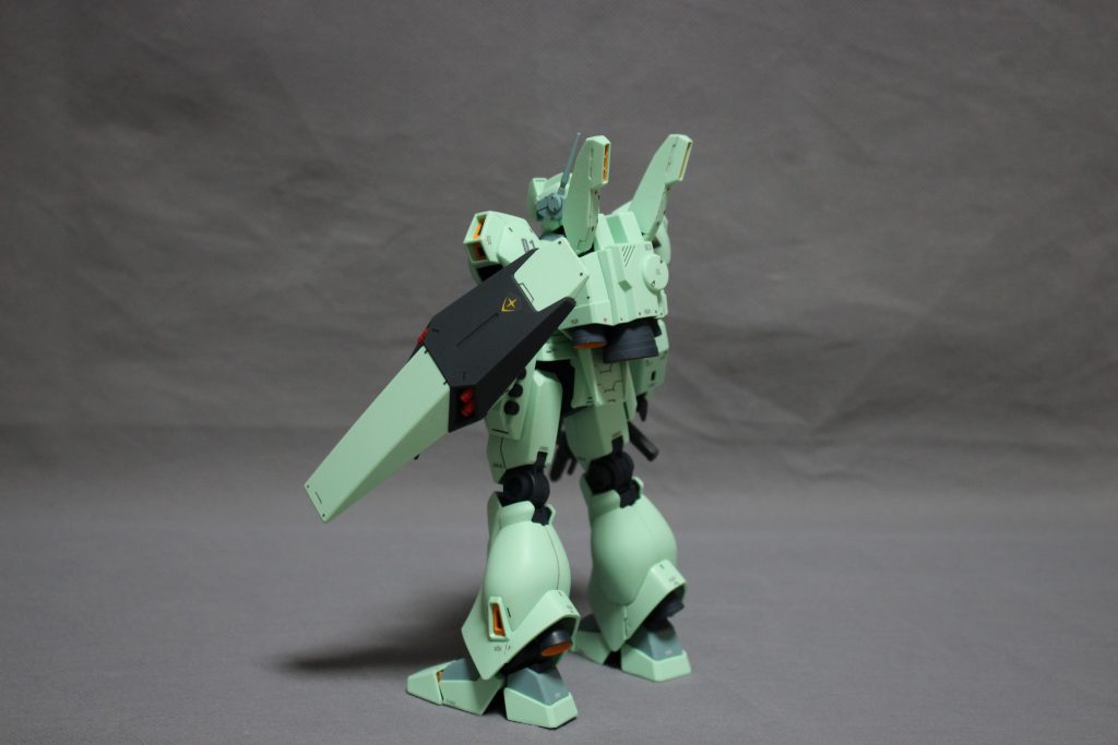 全身を斜め後ろから