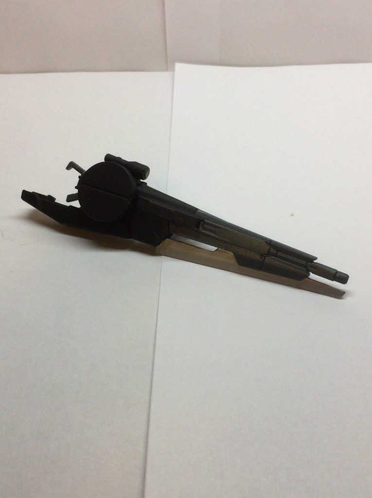 ・ロングレンジライフル
高出力の専用ライフルでこのライフルに搭載されている長距離カメラは頭部のバイザーとのデータリンクが可能でライフルのカメラの映像をバイザーに移すことでスナイパーライフル以上の距離の照準が可能。
修復する際、阿頼耶識システムなしでこの機能を最大限に生かすためコクピットには専用の銃型コントローラーが増設された(イメージはダブルオーのデュナメス)
・自動制御システム
上記の専用コントローラーを使用した射撃を行う際に機体を制御するためのシステム
簡易AIを搭載しあらかじめプログラムされた行動パターンをベースにシステム起動前の機体の移動速度と姿勢を維持する。
なおコントローラー同様修復の際に追加されたシステムでAIに学習機能は搭載されていない