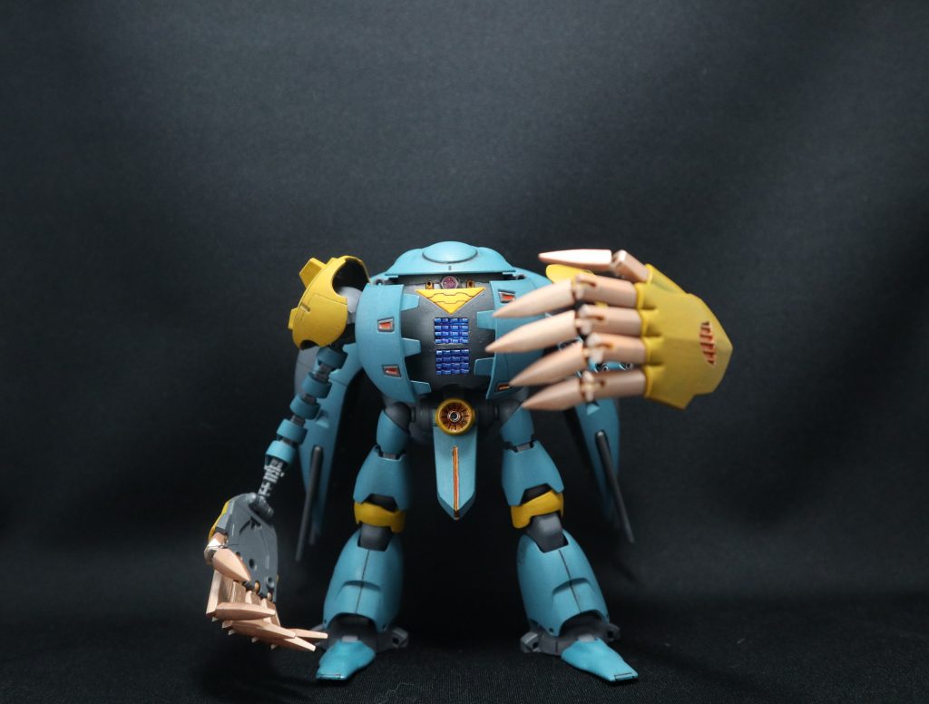 デッドエンド・ネイル。指を切り分け、各指が独立稼働します。胸部中央には放熱フィンを仕込んでます。