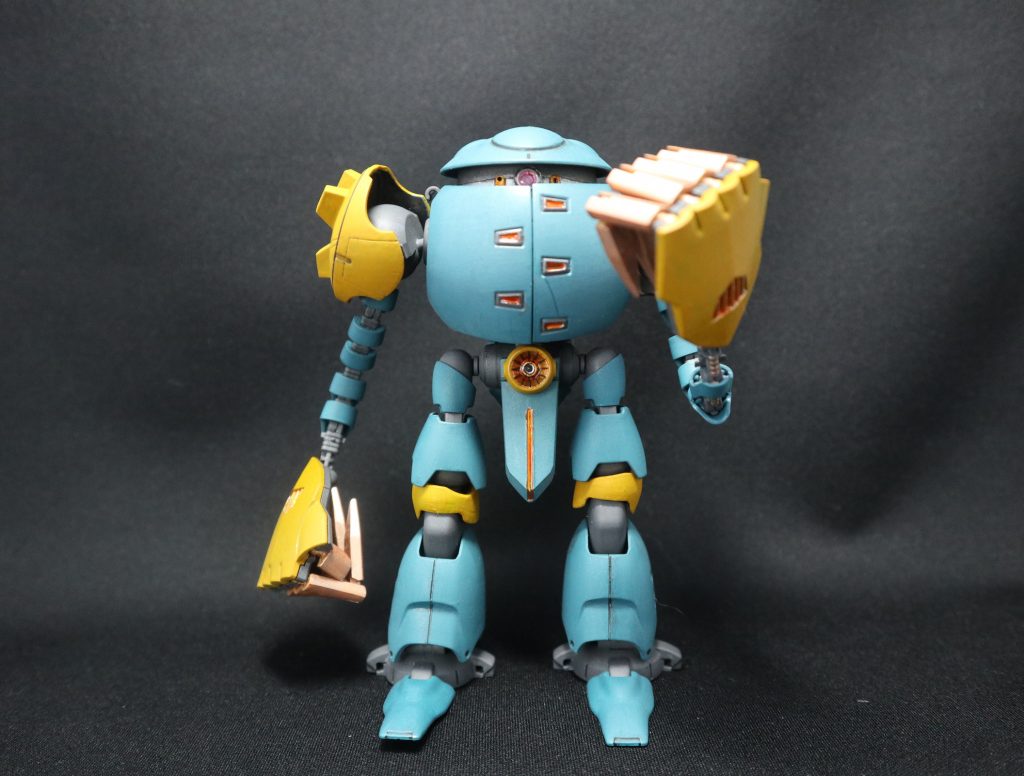 フロントショット。改造個所は、脚部を延長、椀部を延長、手部分を大型化、肩アーマー変更、腰部改造、etc.デッドエンド・ナックル、かなりの攻撃力を誇ります。おなかのビームも健在。