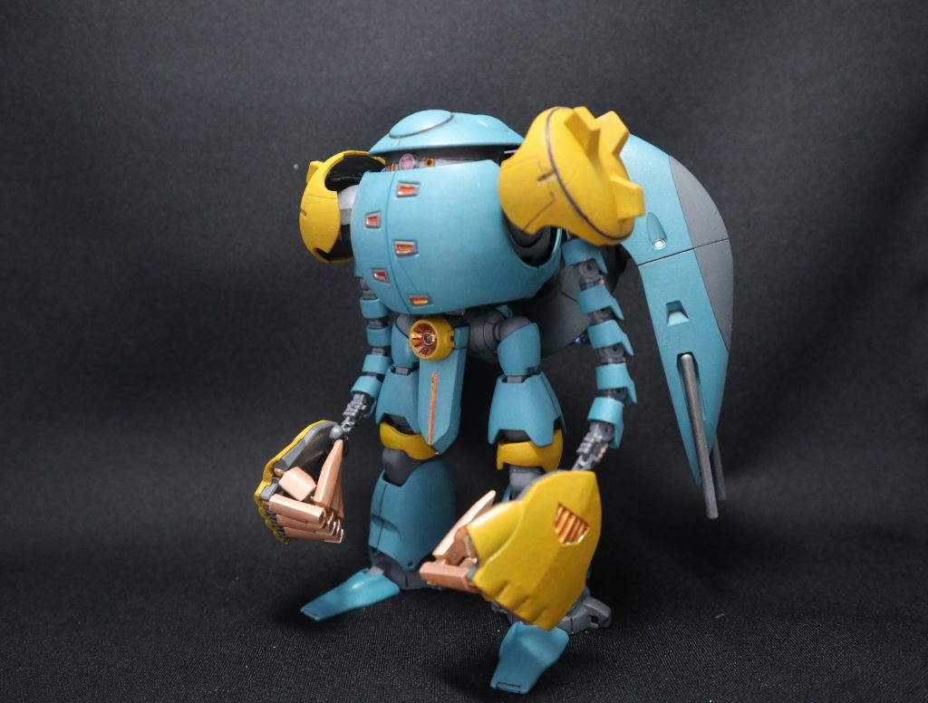 バックパックを背負い、サイドショット