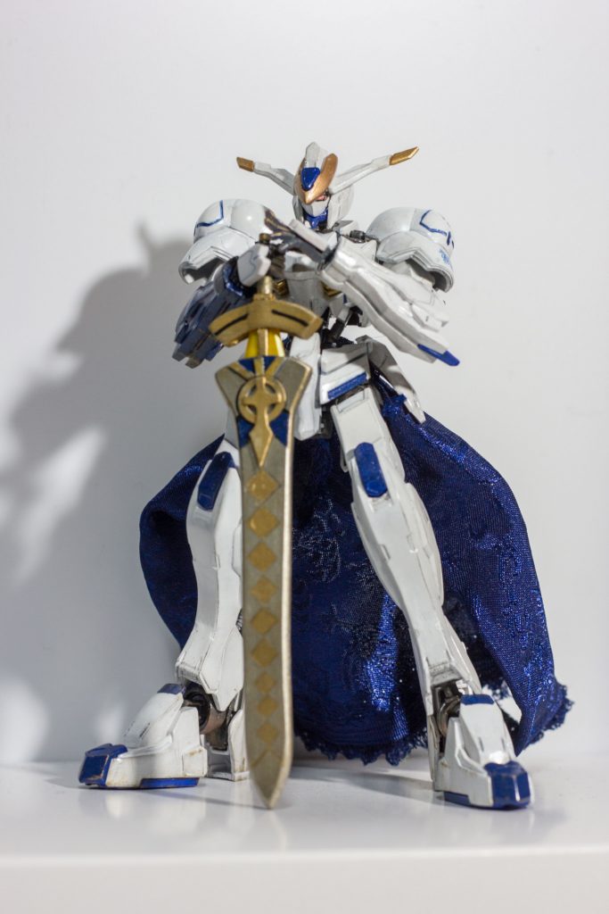 塗装は基本的にMrカラーのネイビーとガイアピュアホワイト、
フレームとエクスカリバーはゴールド、
部分的にシタデルのブラスカラーで金チョロ(?)しています。
白がのっぺりしていて寂しいのでエッジとパネルライン部に鉛筆でスミ入れを行っています。
角が立つ部分にも鉛筆を擦らせています。
最低限の塗装パターン変更でイメージは掴めたかと。