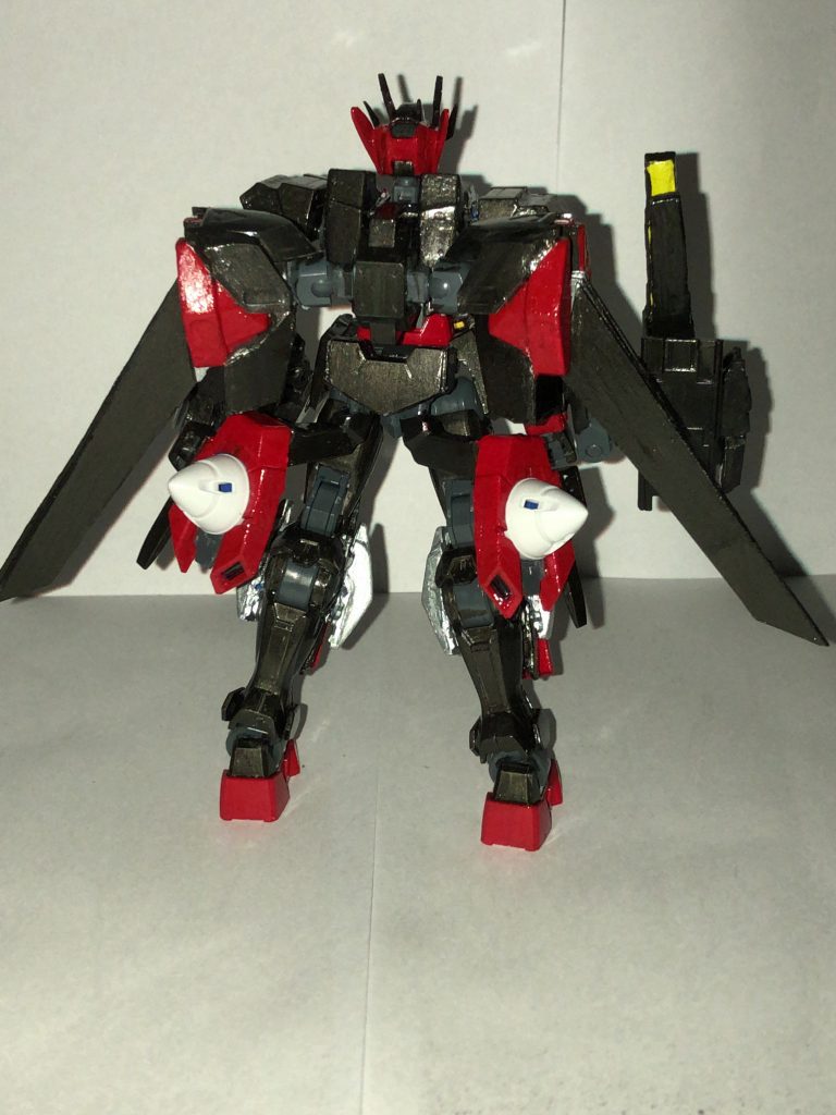 GNドライブはダブルオースカイのラッシュポジションをまねてサーベルラックを改造してポリキャップを挟み込みそこからアームを繋げて腰に配置。
頭部のアンテナは中央の二つはそのままに両端のアンテナをプラ板で作り直しました。
背中のウイングはプラ板で作成