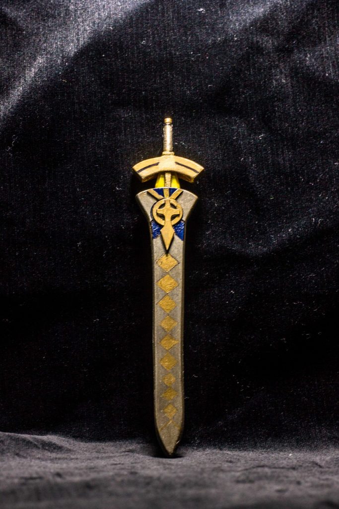 約束された勝利の剣(エクスカリバー)はバエルソードを芯にしてプラ材で自作。
解放時のカリバーはバエルソードのままで、
鞘(アヴァロン)から抜くことができるようになっていますが、本撮影では差し替え式としてしまいました。