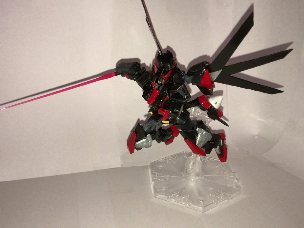 GNビームサーベル
ドライヴユニットを腰に移動させたためドライヴユニットの側面にマウントポイントを移動
上記のアームド・ウエポンはパージ可能(そもそも左腕はバージしないとサーベルのグリップとGNクローが干渉する)