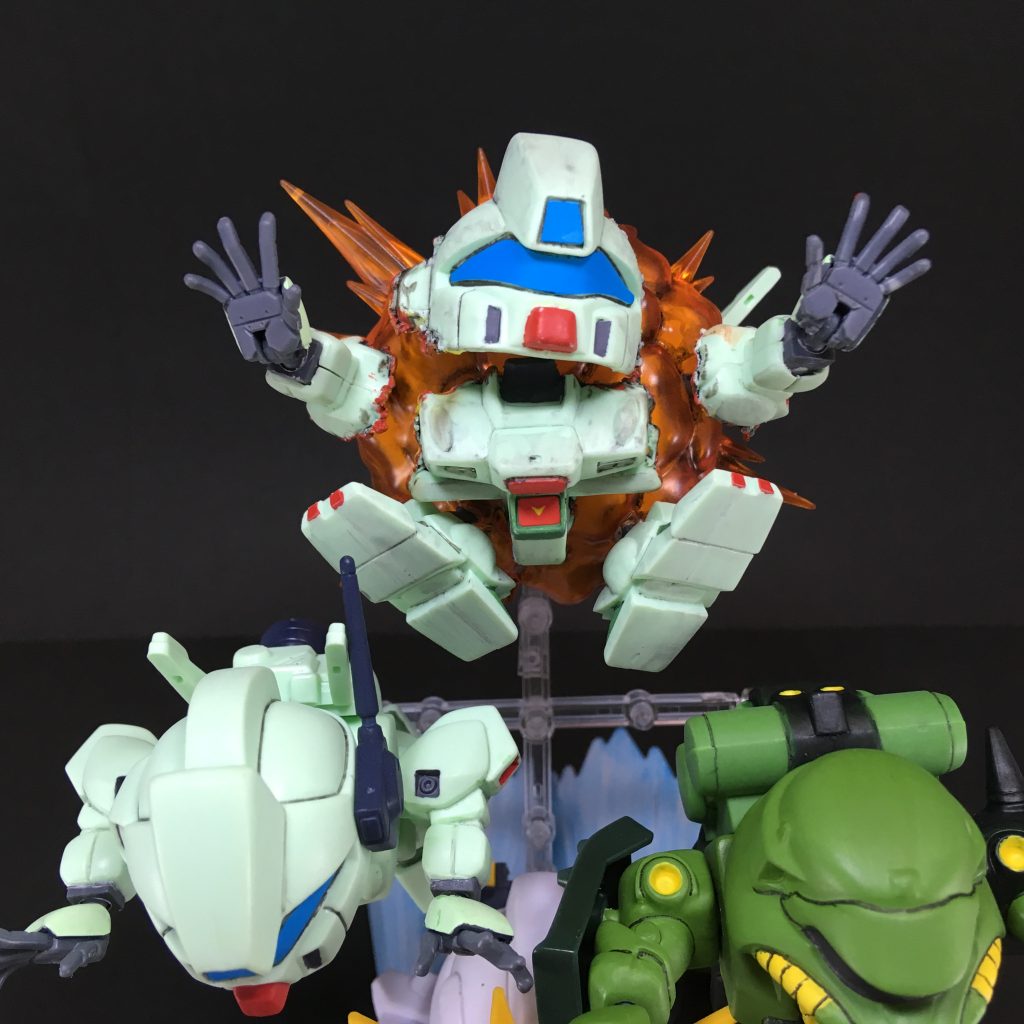 爆装していたジェガンが摩擦熱とオーバーロードで爆散してしまっています。
断面をダメージ処理して融解しているのを塗装で再現しています。