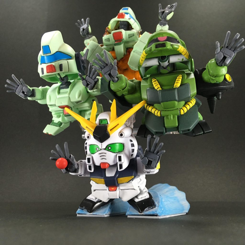 下からのショット。
νガンダムの掌にはシャアさんの乗っているコックピットがくっついています。