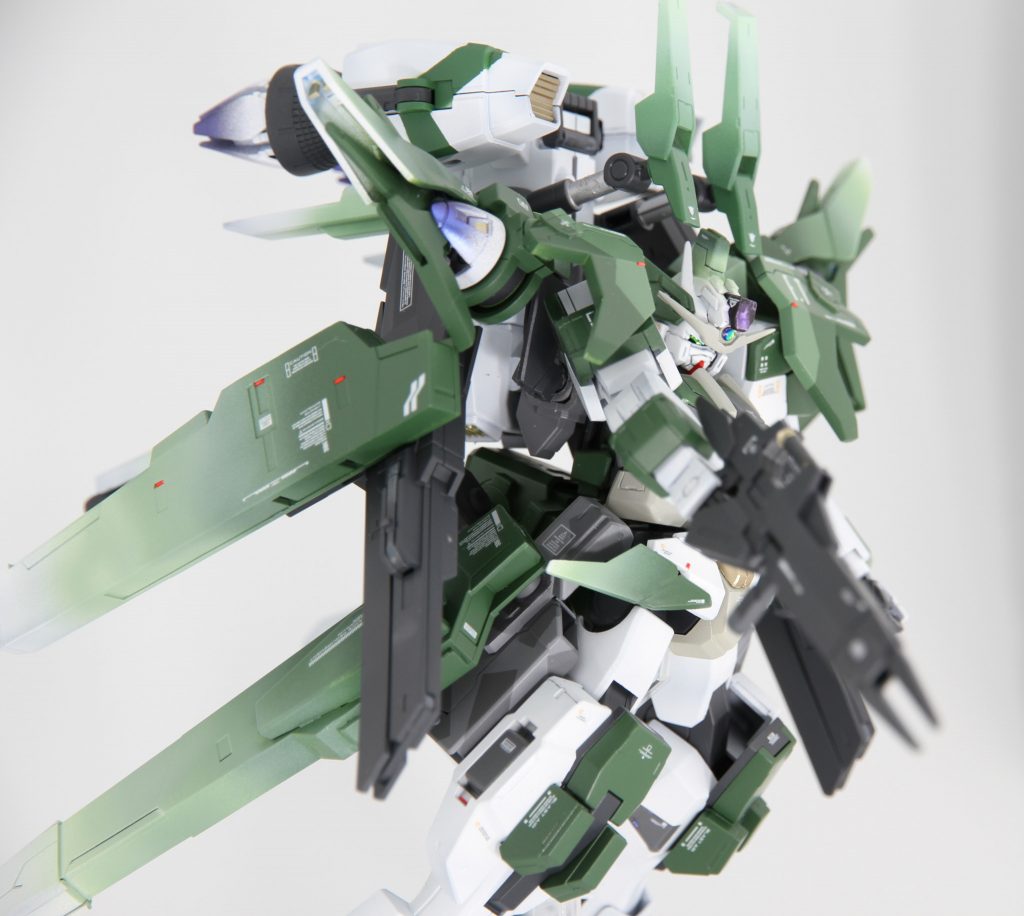 斜めからのショット。
中距離用として。ライフルを装備し、サイドアーマーにはGNヴェスバーを装備。