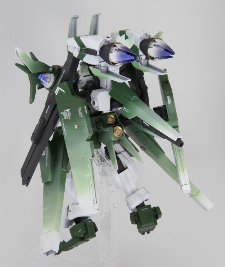 バックショット。
背面には2機の太陽炉を装備したF.T.キャノンとスラスターの役も担うヴェスバーも装備。