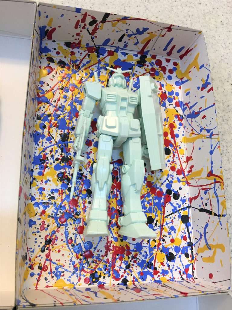4つを区切る敷居と背景は、実はキットの内箱をそのままつないだもの。
さらに「内包」と「噴出」は、アクションペインティングを施したもの1作品を、「無塗装のガンダム」と「無塗装の内箱」を入れ替えて2つの作品に作り変えている。