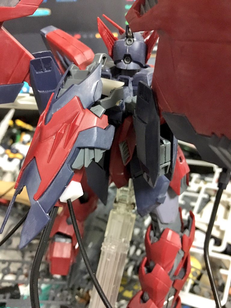 シールドのマウント部分。
シールド側は無改造なので、腕に装備させることもできます。