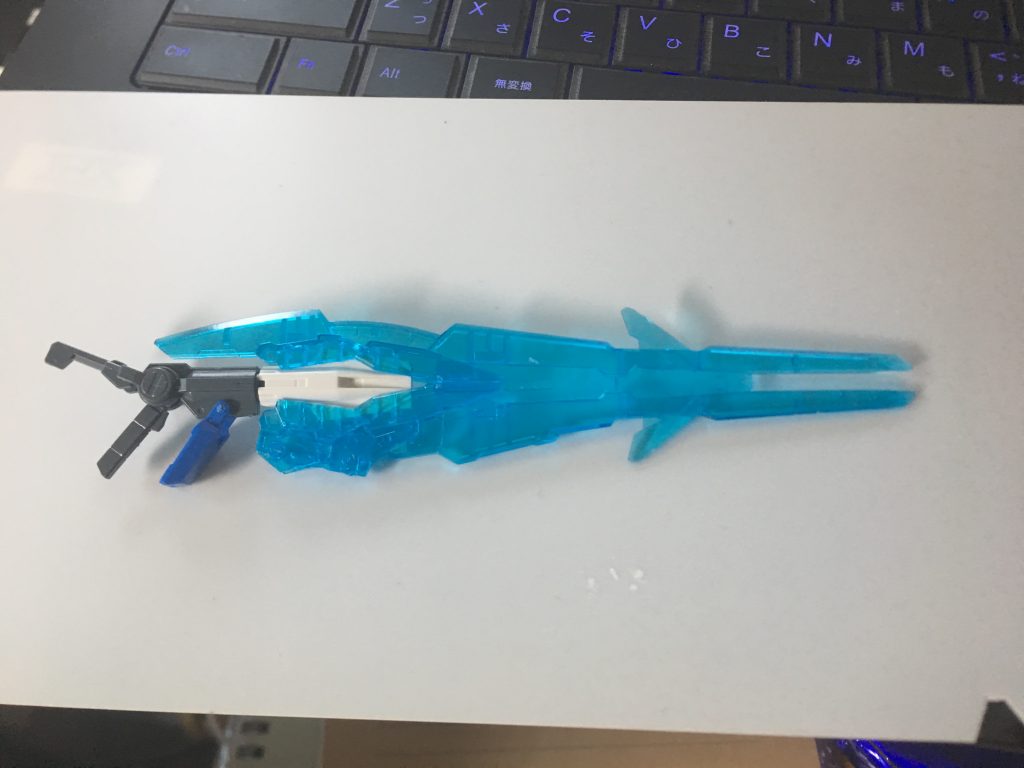 武器の制作風景
GNソードⅡのブレード部分をカットしてカレドヴルッフフェーダーの
コア部分を削り落とせば無接着でも無問題です。