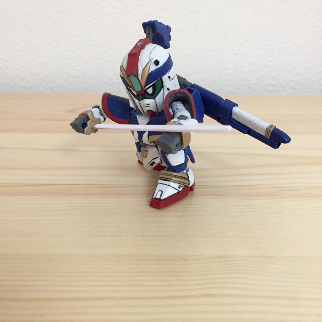 軽装時の顔の見え方、特に目が気に入りません。フロントスカートを可動式にしてみました。可動の意味はあまり無いですが、胴体の見た目が良くなったと思います。