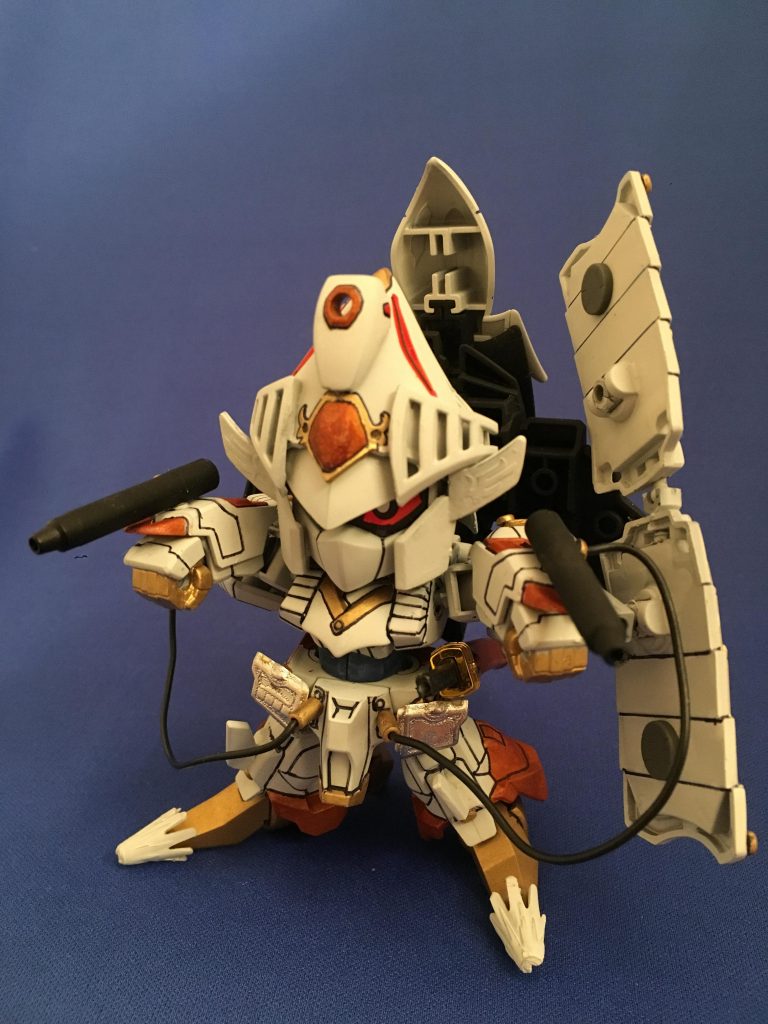 武装紹介
強力乱散破天(パワーランチャー)
左肩と腰部の陽光収束盾(バインダー)から太陽光を吸収し出力管(エネルギーチューブ)を通して撃ち出す射撃武器。両腕に一門ずつ装備することができる。
砲身はライトニングバックウェポンMk-Ⅱのビーム砲、腰部のエネルギーチューブ受けとチューブ本体はR3のエルガイムMk-Ⅱの物をそのまま移植しました。
陽光収束盾はファーストガンダム大将軍の十字光の鎧をボールデンで連結して作成しました。肩に接続していますが可動の妨げにならないようにしています。