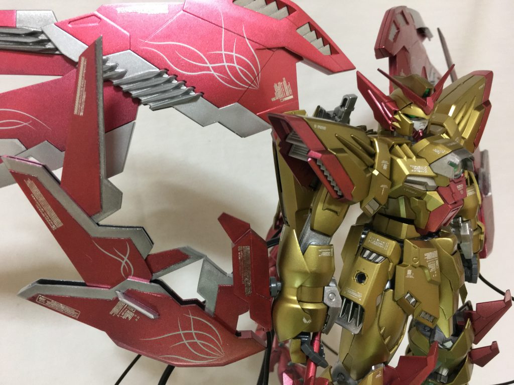 デカールはハイキューパーツのトライバルデカールのシルバーとガイアノーツのコーションデカール・ホイルシルバーを使用しました。
古代文字が刻まれているようなイメージでペタペタ。