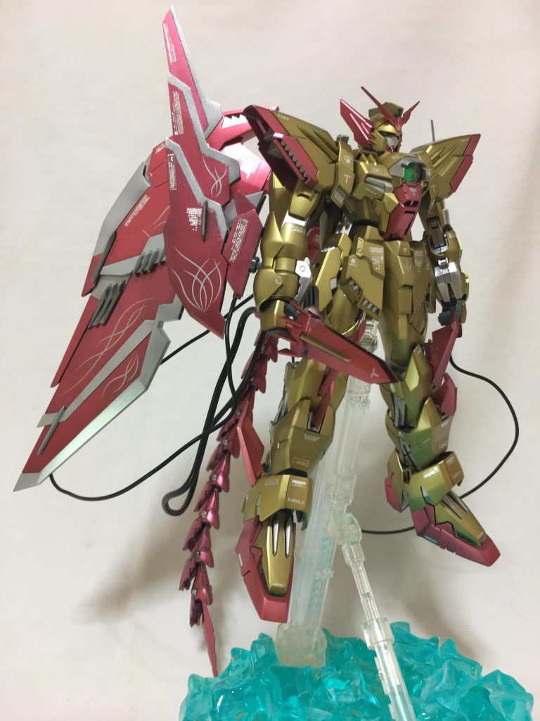 正面。
両腕のケーブルは黒の針金を使用。