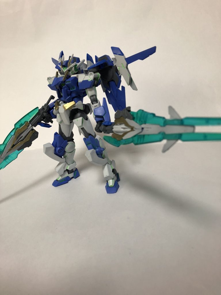 以下塗装レシピ
関節以外のパーツに下地にガイアノーツ:サーフェイサーエヴォ エヴォシルバーを使ってます
本体ブルー:ガイカラー:ブライトロイヤルブルーに色の元シアンを数滴
本体ホワイト:ガイアノーツ:セミグロスホワイト
ゴールド:ガンダムマーカー ゴールド
関節:ガイアカラー メカサフライト
武器クリアーパーツ:ガイアカラー 蛍光グリーン
スミ入れはガイアカラー 蛍光グリーンで入れてます。
仕上げにつや消しを吹いて完成です