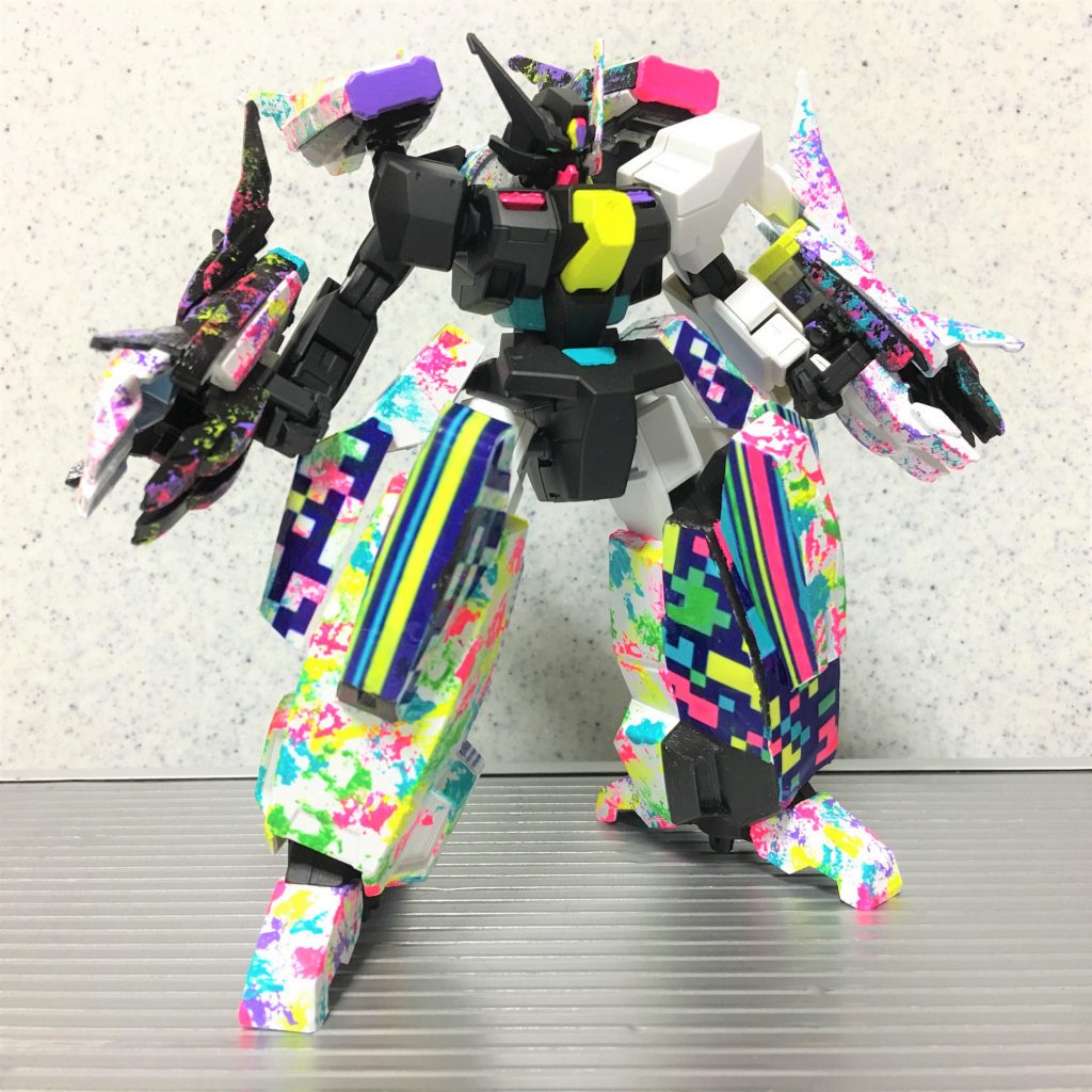 (   。・v・。)ノ 今回はシェヘラザードをベースに塗装のみで作りました。蛍光色と白黒の対比を織り交ぜたカラーリングです。
プトレマイオスアームズのコンテナは、「4色のうち1色を先頭部に、残り3色をチッピングに」するサイクルとなっています。