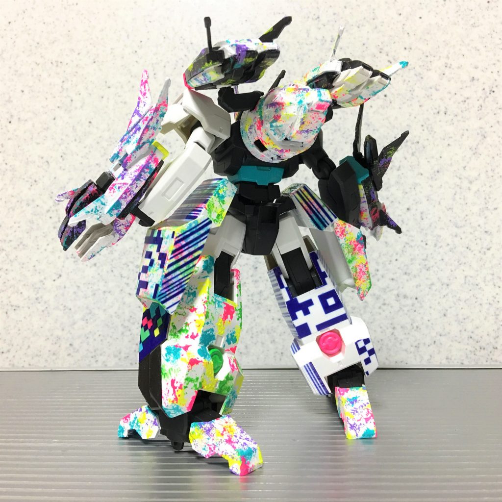 バックショット
あえてプトレマイオスアームズ後部は使用せず、脚部のコラージュ模様を見せる作品となっています。