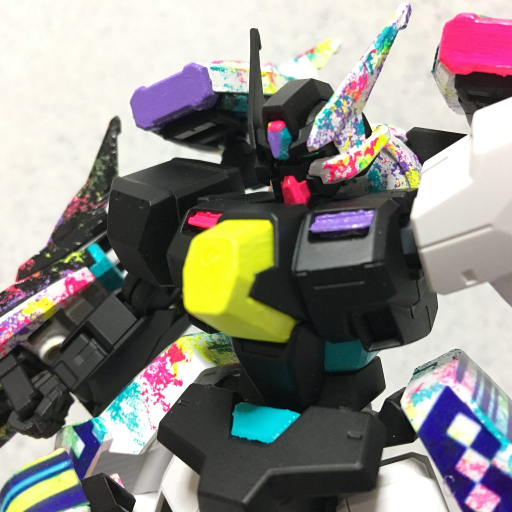 各部アップ
(   。 ̄v ̄。)ノ 左側のマスクのみ白ベースのチッピング模様がミソでございます。