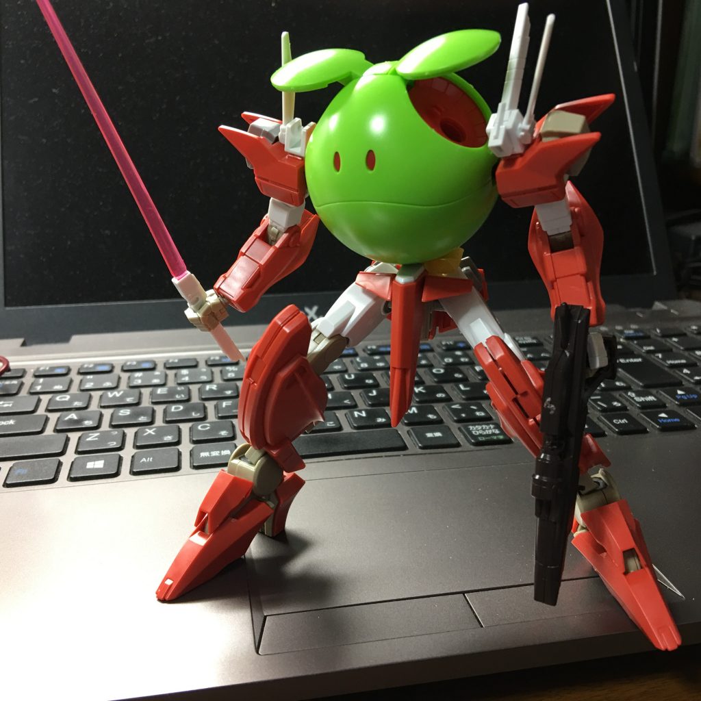 思い付きで作った1号機。スローネは肩の関節が棒接続なのでうまくいきました。腹部も余剰のポリキャップを使うことで、緩いですが小改造ではめ込むことができます。