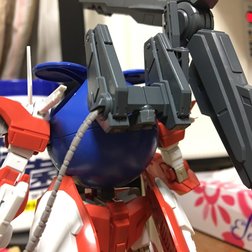 バックパックの接続は、余剰のランナーとポリキャップを組み合わせ、グルーガンによるお手軽接続をしています。ハイメガキャノンの位置が高かったので取付位置はもうちょっと下でもよかったかもです。