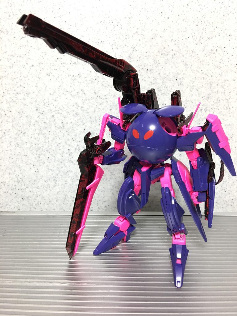 一方、武器類はスローネの禍々しさを、キャンディ&ラップ塗装で演出。ハロのキュートさと対比させています。