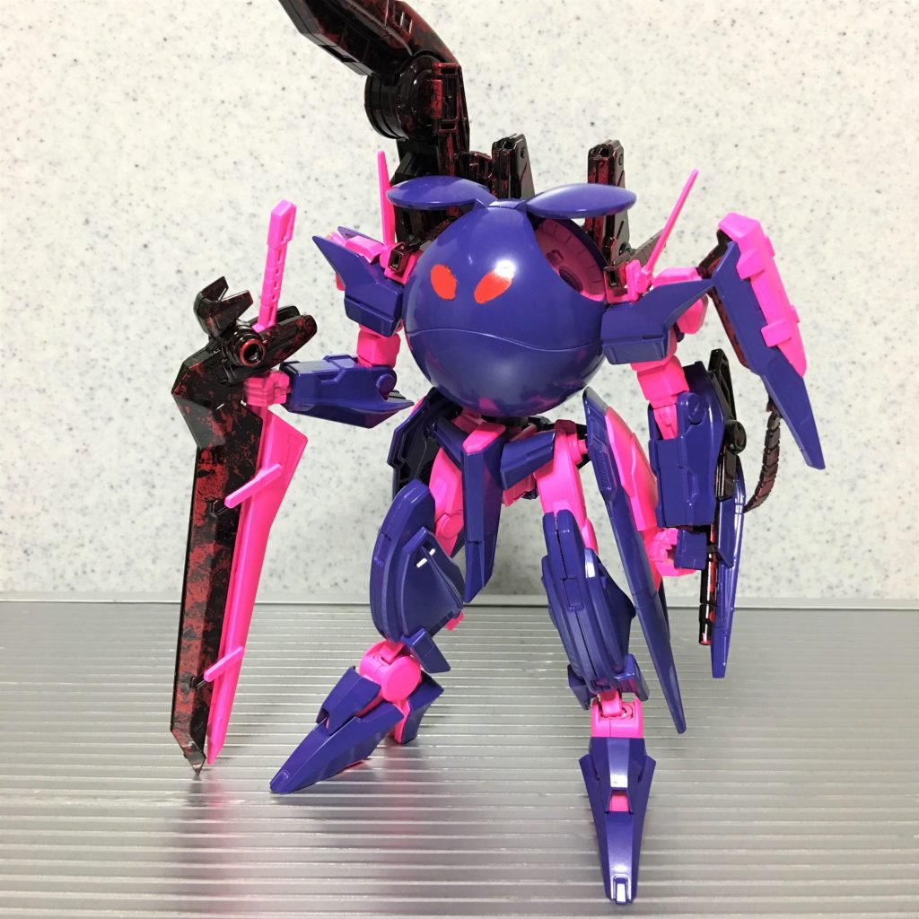 ( 。^ω^。)ノ 文字通りスローネをハロにした作品です。カラーリングはダブルオー劇中の「紫ハロ」同様、パープルと蛍光ピンクでキュートさを出しました。機体構成はスローネアインとスローネツヴァイとのミキシングです。