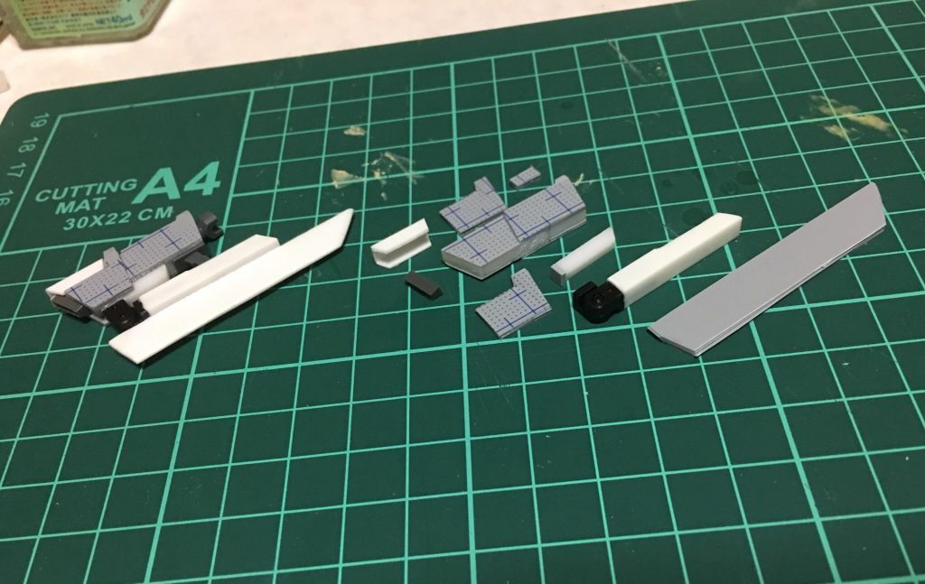 ビームライフルはプラ板、プラ角材とL字ジョイントなどで製作しました。