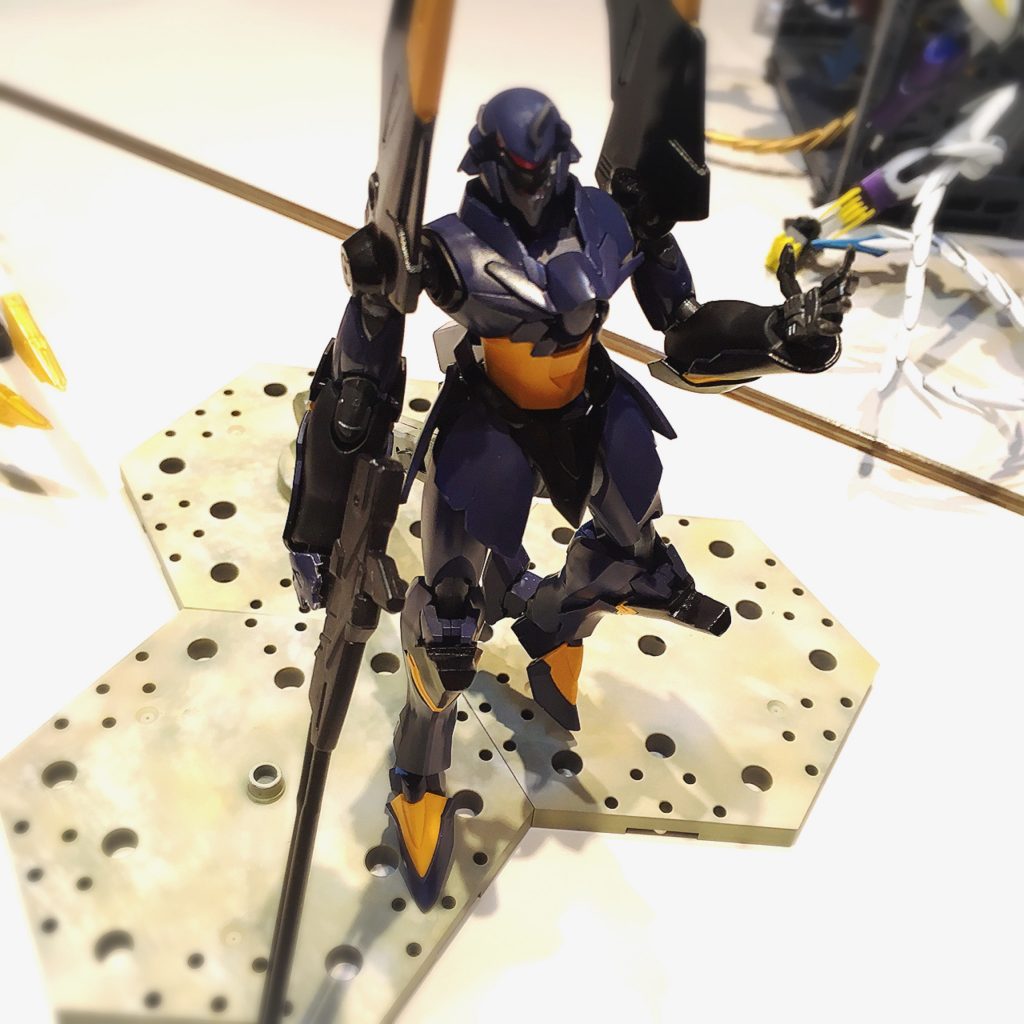 肩はHG百式のバックパックの物を流用して、さらにプラ板で軽く整形してみました。