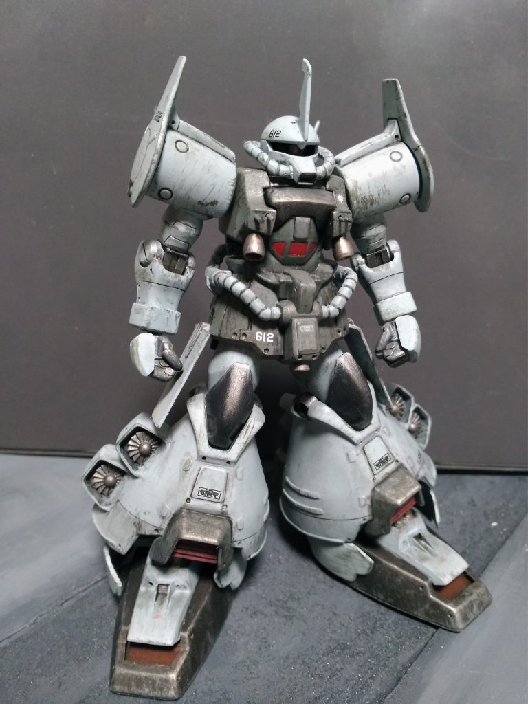 非武装状態フロントビュー。
拳パーツはビルドナックル。
胸部下と股間ブロックのバーニアは着陸時に減速のため噴射するバーナーです。
正面側にベクトルが向かなそうだなと思って設置。
OVA設定画に見える胸部と脛部のパネルラインはアップリケ・アーマーのように一段上がっている解釈としました
(ぶっちゃけそのほうが工程が楽で見栄えもいいからです)