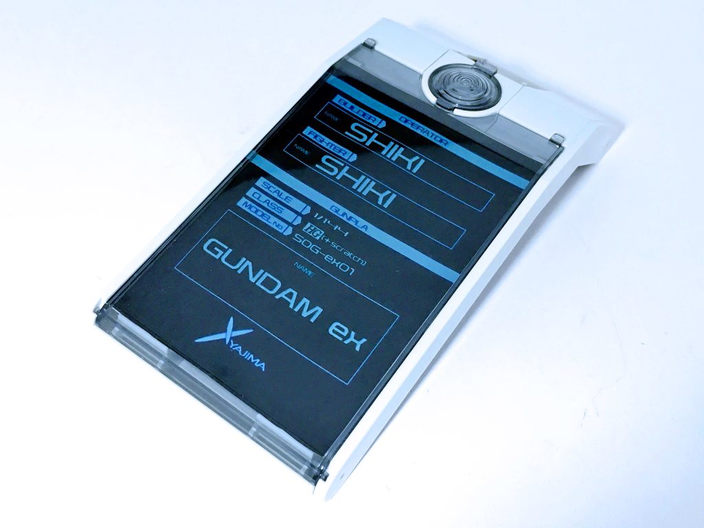 オマケ。ビルドダイバーズ放送前だったので、ビルドファイターズの世界をイメージしてGPベースも一緒に制作しました。フォントを探すのが一番大変でした…
イクスの追加装備もですが、後継機も作りたいと思いアイデアだけはあるのですがなかなかカタチにできず苦戦中です…おそらく今年の秋ごろにもお店でガンプラバトルがあるハズなので、それまでには制作したいですね!
最後までご覧いただきありがとうございました!