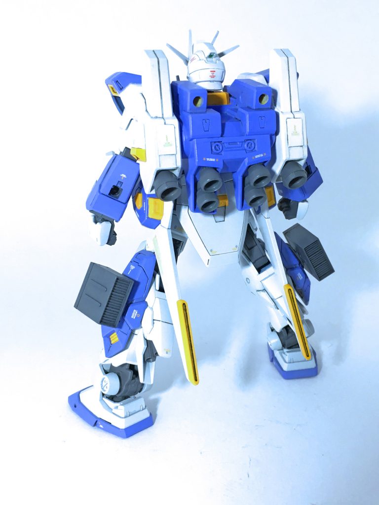 うしろ。ブースターポッドはEz-SR、バインダーは(多分)旧HGフォースインパルスから。背中に6基並んだバーニアがお気に入り♪