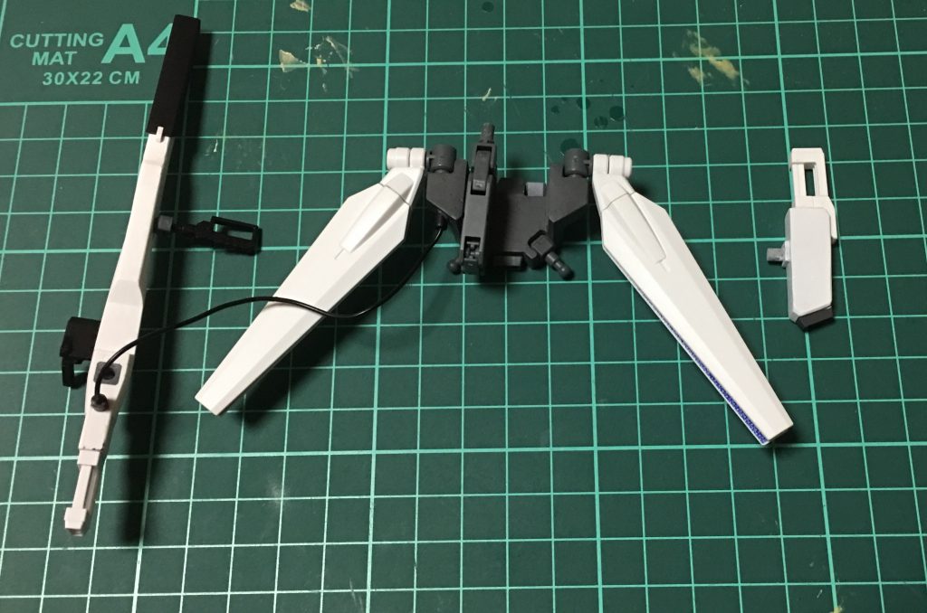 バックパックは角材などを使用して形を変更して肩に干渉しないようにしました。
グラビティカノンはリード線でバックパックと接続してます。