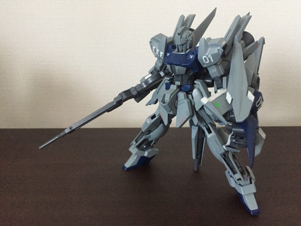 台座なしで立たせた時。バックパックが重いので重心が後ろに行き多少不安定ですね。