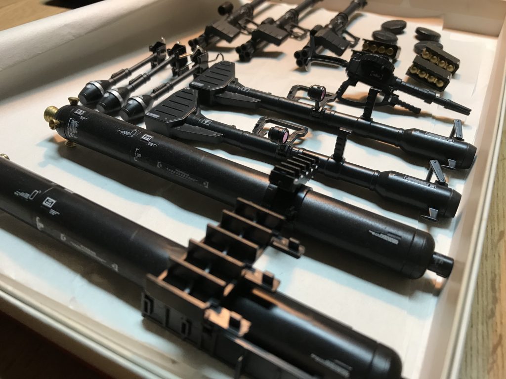 武器類はジャーマングレーで筆塗り。