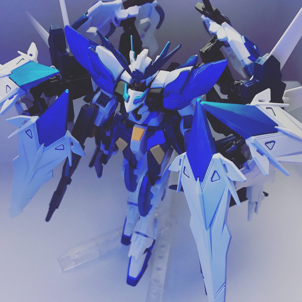 光を当ててみました。
今回、初めてエアブラシを使って制作しました。未熟な所は多々ありますが、自分のイメージを形にできる素晴らしさを感じることが出来ました。ガンプラは本当に自由で楽しいものだとますます好きになりました。