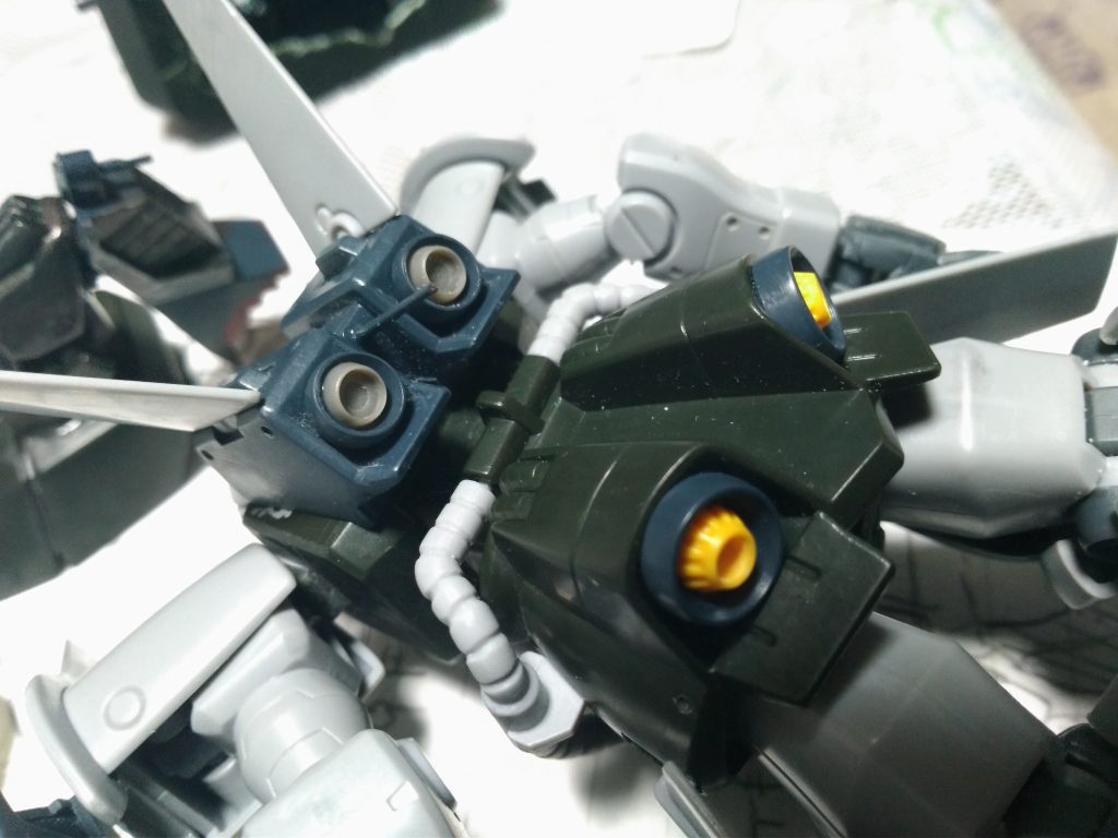 背面ディテールの追加工程。
各種ジャンクパーツやサードパーティ等を使用してディテールアップしています。
かなり目立たなくなりましたがバックパック中央のアンテナもチャームポイントです。